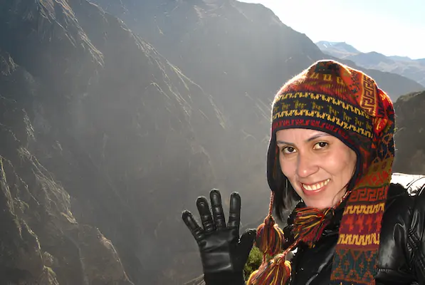 Ethel Shuña nos Andes peruanos com chullo tradicional, em 2009
