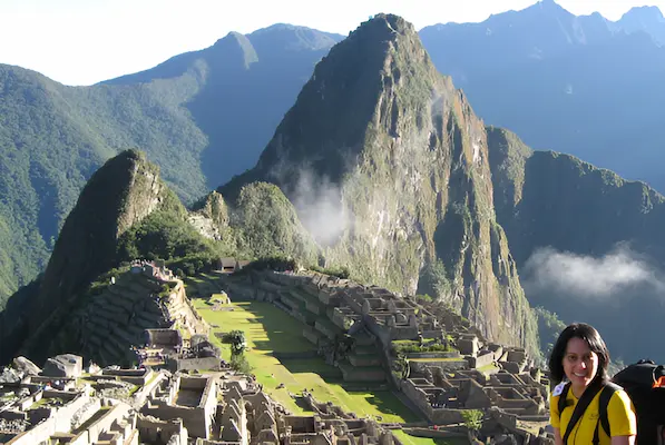 Ethel Shuña em Machu Picchu durante a viagem de retorno ao Peru, em 2009