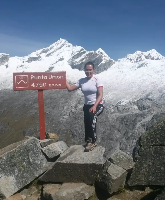 Ethel Shuña no cume de Punta Union, a 4.750 metros de altitude, na Cordilheira Blanca, Peru